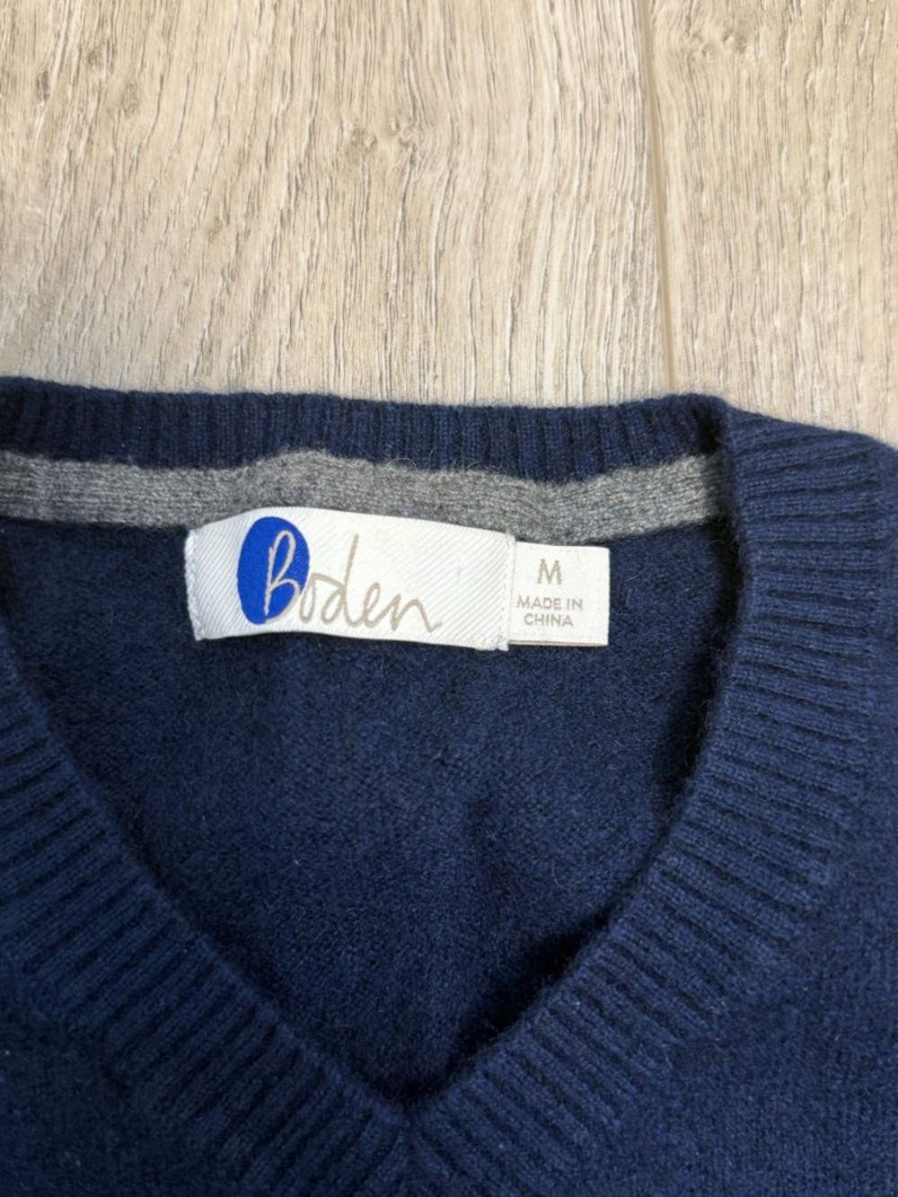 BODEN - Women's Navy V-Neck 100% Cashmere Sweater - Size M - Picture 2 of 7